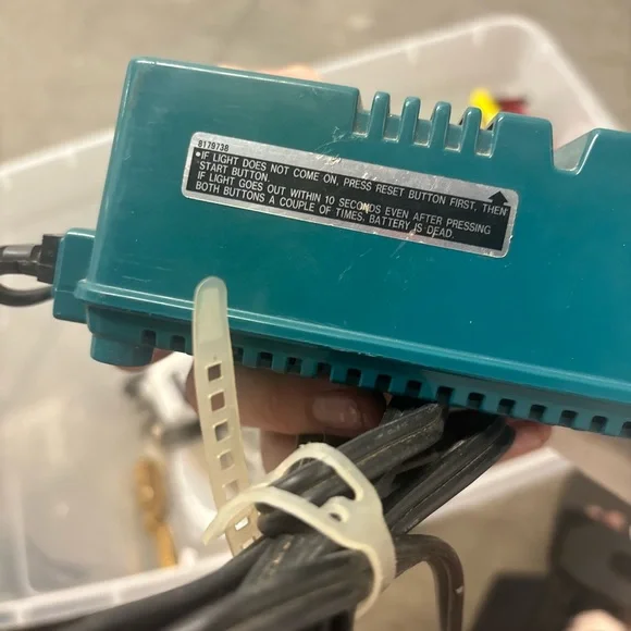 Makita DC9700A Battery Charger - Blue - Picture 3 of 7